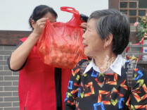 记者在一线㊸ | 凡人善举汇聚“暖心食堂” ：老人把土豆皮削好了再捐 担心志愿者们忙不赢