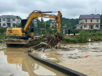 迎战汛情丨私人挖机紧急驰援，慈利岩溪村的村桥通了@湖南日报