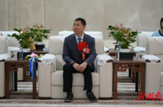一把刻刀，两千学徒，这位残疾匠人带乡亲们“雕”出未来