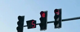 “灯看车”？北京这儿的红绿灯不太一样