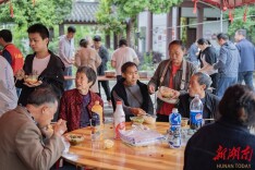 爱心餐食 温暖灾区