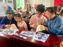 家门口学技艺 巧手织就致富路