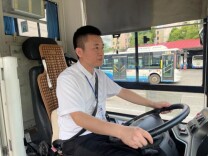 在岳阳，坐一趟公交可能会被司机暖哭
