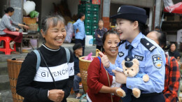 保靖女警普法小分队开展“民法典宣传月”活动