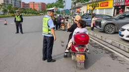 依托护学岗   凤凰交警深耕校园交通安全宣传 