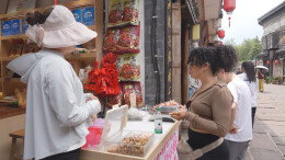 多米尼加网红博主打卡凤凰古城 沉浸式感受苗乡独特魅力