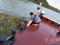 清理航标浪渣30余处 衡阳航道事务所筑牢汛期通航安全防线