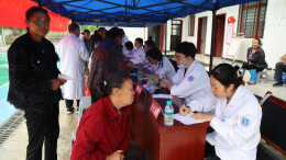 龙山县人民医院把健康送到村民家门口