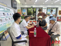 邮护民生 医惠雁城：石鼓邮政与衡阳市中心医院联合开展健康义诊活动暖民心