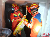 气温攀升蛇扰民，消防员化身“捕蛇者”紧急排险