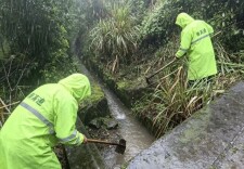 徒手清沟！湖南高速人雨中排险