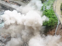 记者在一线（54）|壶瓶山道路抢修 爆破清除百吨巨石