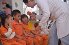 儿保医生走进幼儿园，破解“坐不住”“爱摔跤”背后的秘密