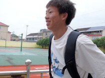 石门抗洪少年舒梽高，重返校园！