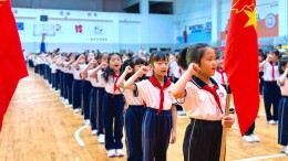 小记者在现场｜二中附小入队仪式，他们在队旗下庄严宣誓