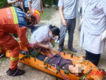 炎陵一男子深山采药坠崖，当地多部门联合奋战8小时将其救回
