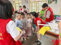 湘潭大学开展“六一”健康宣讲和赠书活动