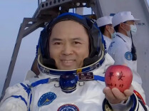 常德籍航天员张陆从太空带回一个苹果：送给所有科技工作者