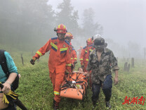 突遇落石！湘西消防深山营救骨折游客