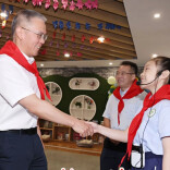 曹慧泉何恩广看望慰问少年儿童和高三师生