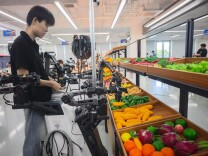 系鞋带、套被罩、整理办公桌，上百台机器人在这“上学”