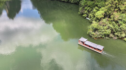 峰林映碧波  游湖正当时
