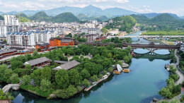 蓝天碧水入画来