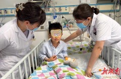 被车窗卡住脖子5分钟，男童引发呼吸骤停险丧命