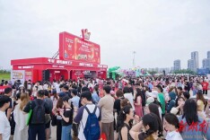 麻辣风味撞上超燃现场！麻辣王子三度联手草莓音乐节，现场送出汽车大奖