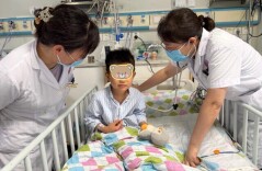惊险！5岁男童爬车窗遭卡脖窒息