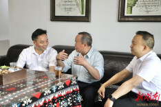 刘迟辉赖毅走访看望老领导