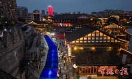 外国留学生在常德“中医夜市”沉浸式体验中医药文化