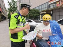 贴标识、唠家常 常德交警把“安全”种进外卖骑手心里