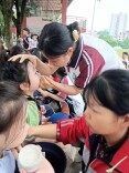 龙山县第一职业中学开展志愿服务 义务为幼儿园孩子化妆