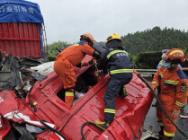汛期来临事故频敲警钟 雨天行车安全切莫大意