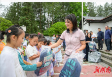 张家界市工信局：情暖六一护童心 精准帮扶促振兴