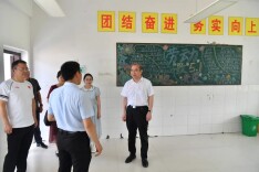 刘革安“六一”看望少年儿童