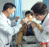 收下千元红包后 他悄悄做了这个决定