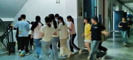 新邵县巨口铺镇芙蓉学校：夜间消防演练守护寄宿生安全