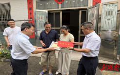 尊崇荣光送上门 拥军优属暖人心——临湘市开展新入伍士兵家庭光荣牌集中悬挂活动