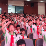 “今天我终于戴上红领巾啦！”这个小学230名新队员光荣入队