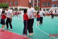 会同县一完小：绳彩飞扬庆六一 家校同心乐成长