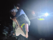 雨夜老旧房屋突现险情，新邵干群冒雨背起独居老人安全转移