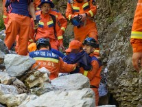 一家被困京西野山4天！近300人搜救，直升机也出动了