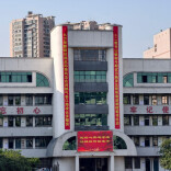 高考在即，这所学校挂出的一副对联，讲了什么？