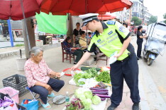 隆回交警打通农村交通宣传“最后一公里”