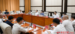 韦朝晖主持召开全市箱包皮具产业链建设工作座谈会