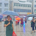 视频｜暴雨遇高考，伞下是牵挂，路边是坚守