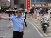 “考场外的守护比送考更有意义” 武冈交警父亲执勤护考