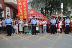 江华：民警卡点值守，担当作为护平安